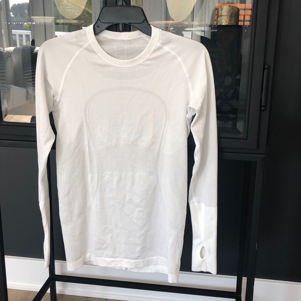 Lululemon White and light grey swiftly top.
